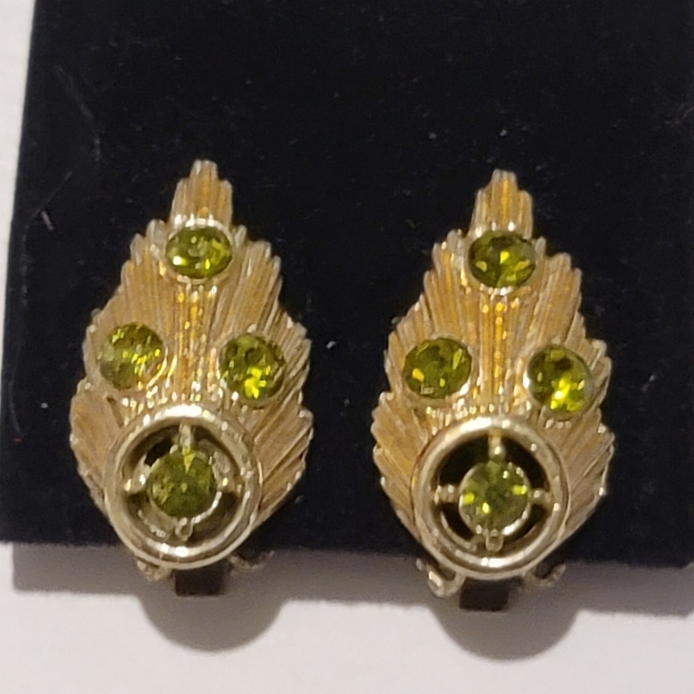 Vintage Gold Tone Green Rhinestone Clip-On Earrings Peridot Color Statement